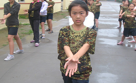 魚躍軍事夏令營(yíng)活動(dòng)之軍體拳